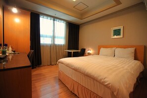 Ropa de cama de alta calidad, escritorio y cortinas blackout