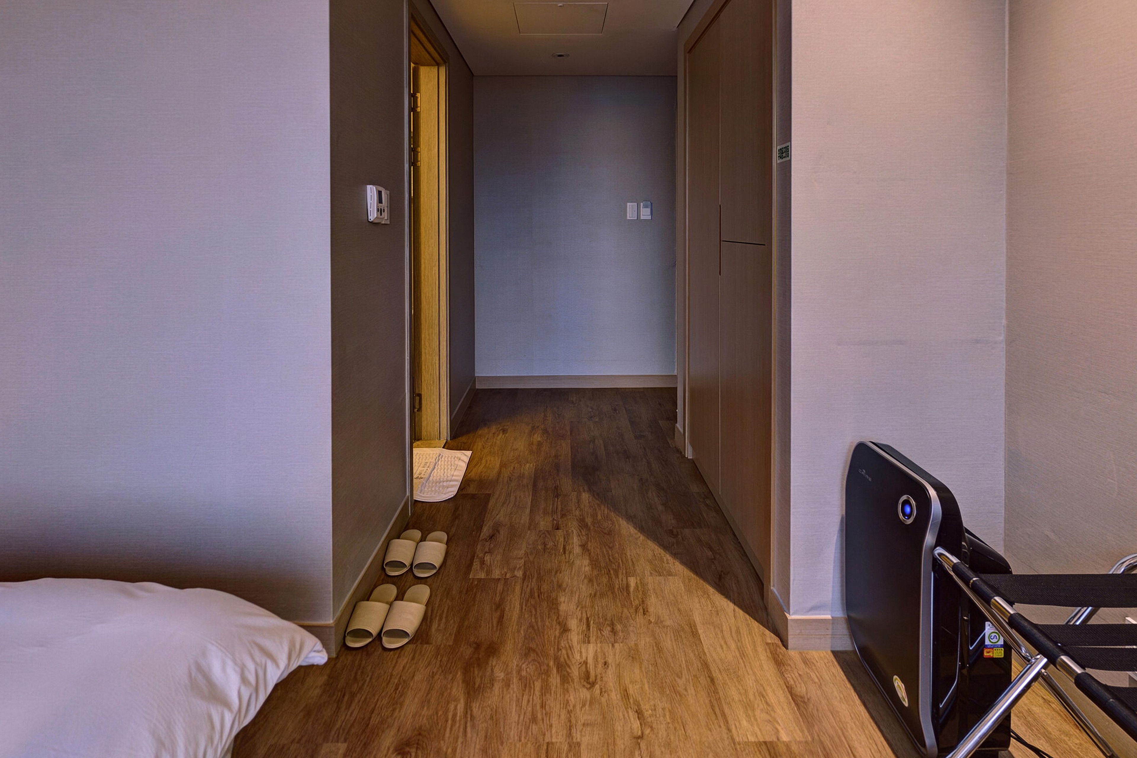 premium bedding, down duvets, in-room safe, desk