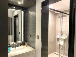 Bañera con aguas termales, artículos de tocador de diseñador