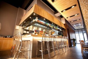 2 restaurantes; se sirve desayuno, almuerzo y cena; cocina italiana