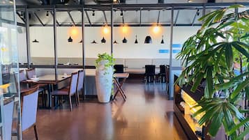 2 間餐廳,供應早餐、午餐和晚餐,義大利料理