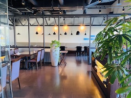 2 restaurantes; se sirve desayuno, almuerzo y cena