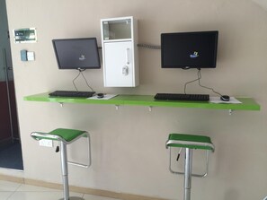 高档床上用品、客房内保险箱、办公桌、遮光窗帘
