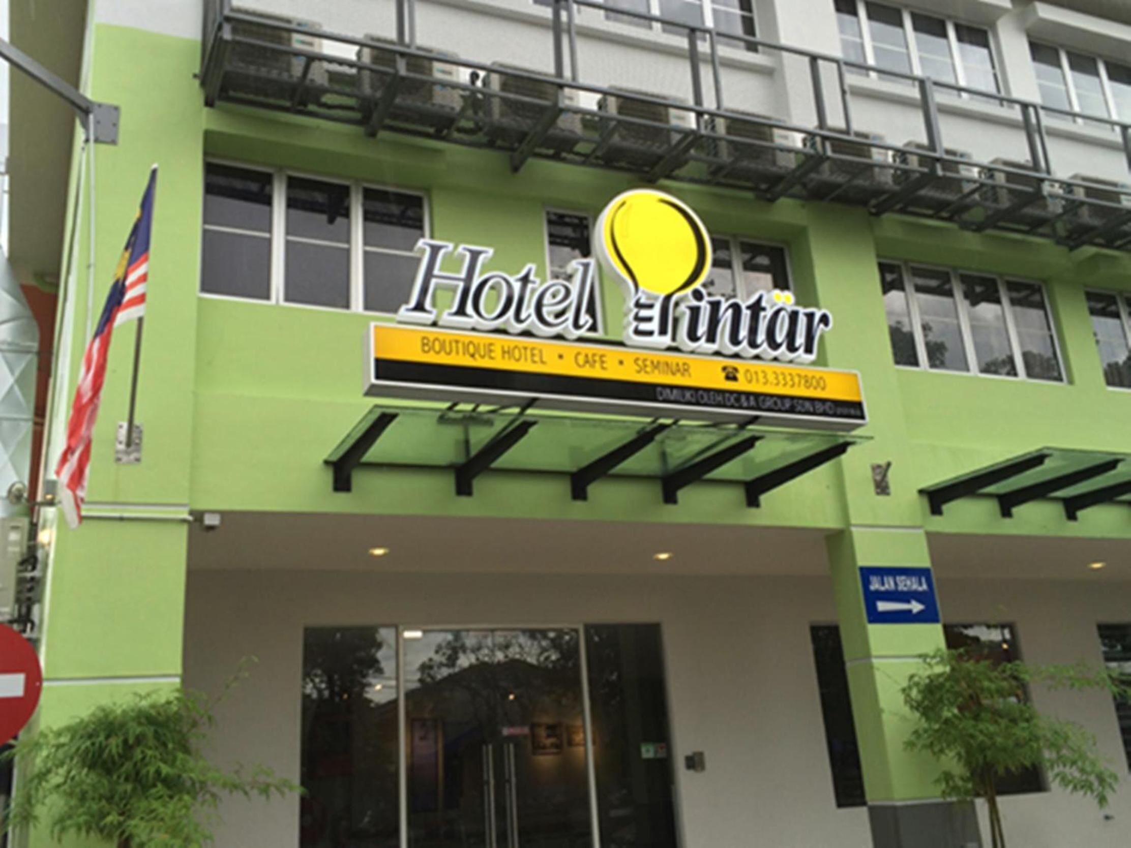 Un edificio con un cartel que dice "Hotel Elintar Boutique Hotel Café Seminar".