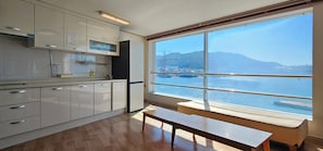 Suite Condo D -Panorama Ocean Harbor View, Futon provided per person except 2 people using the bed | Truy cập Internet không dây miễn phí