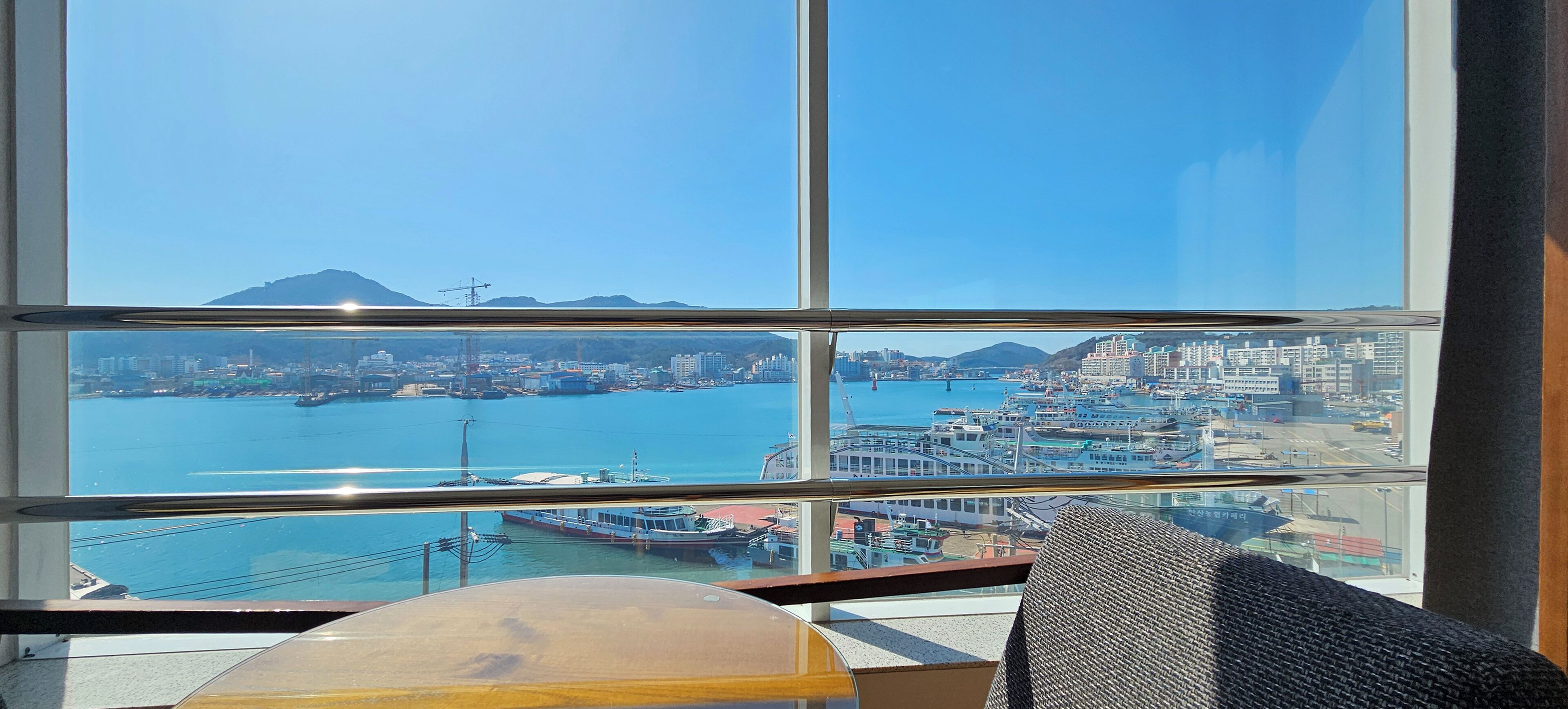 superior b twin, floor-to-ceiling window ocean harbor view | free wifi