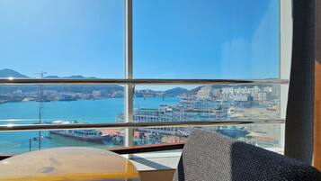 Superior B Twin, Floor-to-ceiling window Ocean Harbor View | Free WiFi