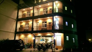 Fachada de la propiedad por la tarde o noche