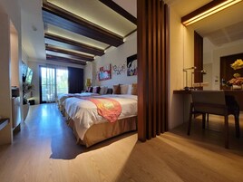 Quarto quádruplo standard | Edredons de pluma, cofres nos quartos, escrivaninha