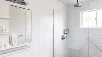 Tremannsrom – comfort | Bad | Designertoalettartikler, hårføner, badekåper og håndklær