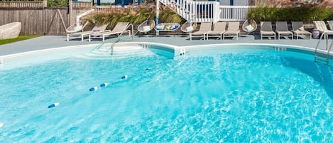 Piscine extérieure, parasols de plage, chaises longues
