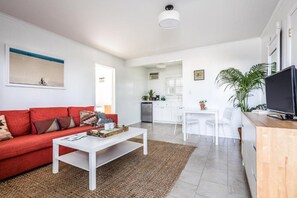 Habitación Confort | Ropa de cama de alta calidad y tabla de planchar con plancha