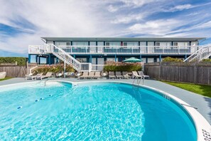 Piscina externa, guarda-sóis, espreguiçadeiras