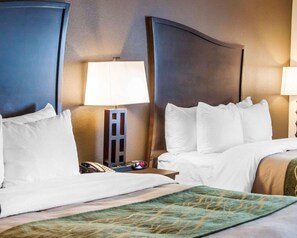 Phòng Suite, 2 giường cỡ queen, không hút thuốc | Bàn, bàn ủi/dụng cụ ủi quần áo, nôi (giường cho trẻ sơ sinh) miễn phí 