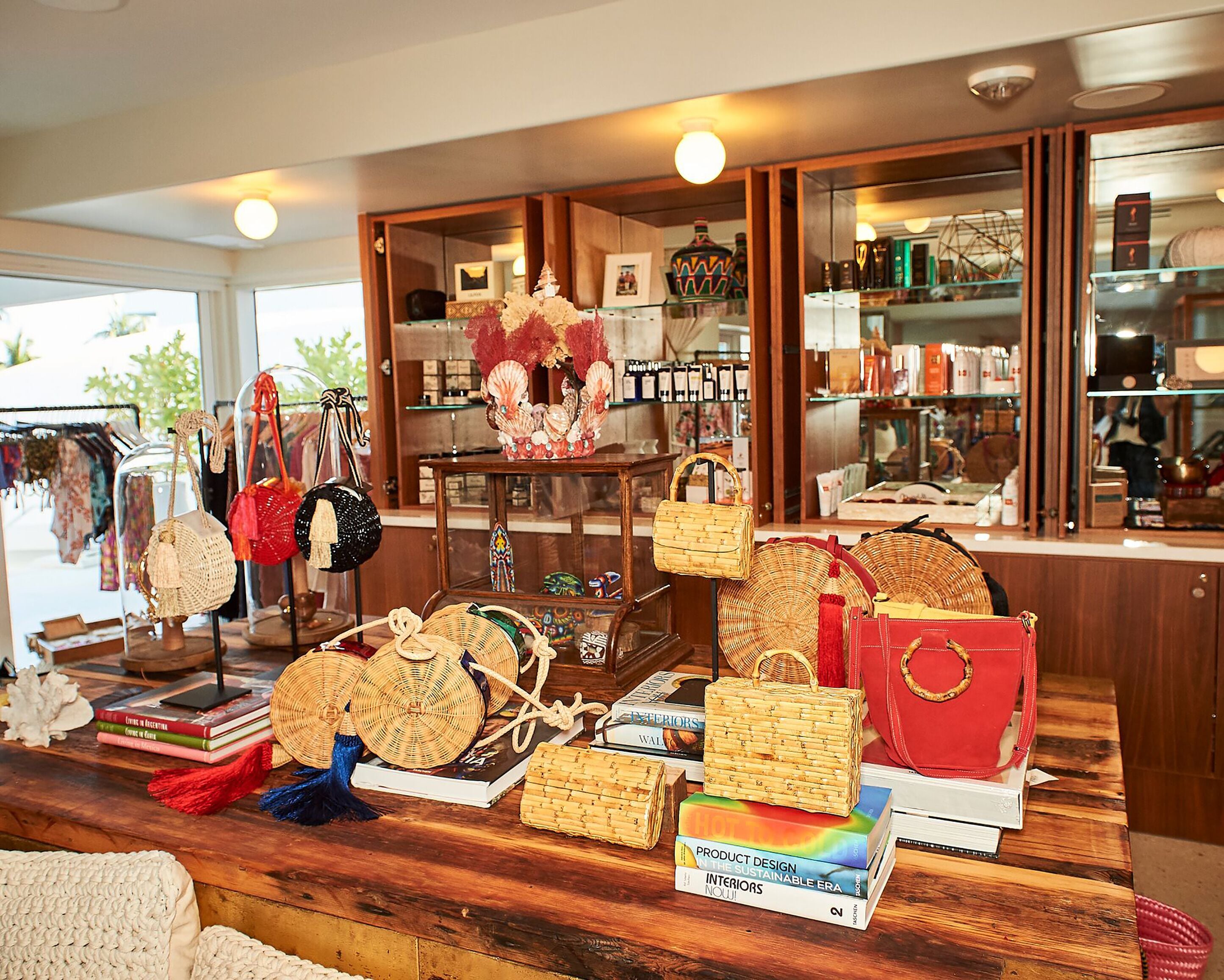 Un escaparate con cestas tejidas, bolsos y libros.