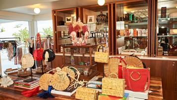 Un escaparate con cestas tejidas, bolsos y libros.