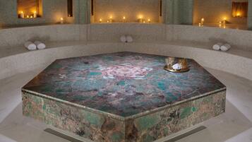 Behandelingskamers voor koppels, een sauna, een bubbelbad, een stoombad
