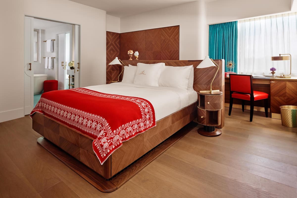 Suite junior, 1 cama Queen size, vista a la bahía | 1 habitación, ropa de cama de alta calidad y minibar