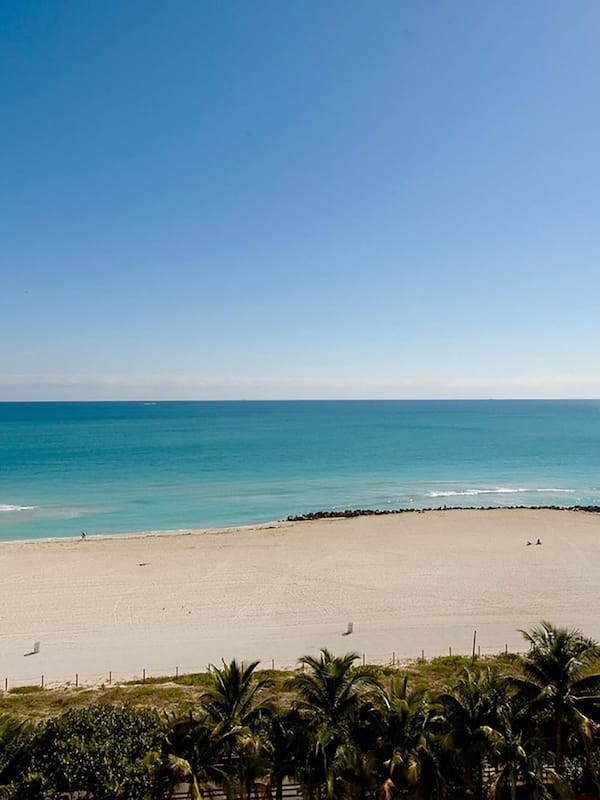 尊贵客房, 1 张特大床, 海滨 | 高档床上用品、迷你吧、客房内保险箱、隔音