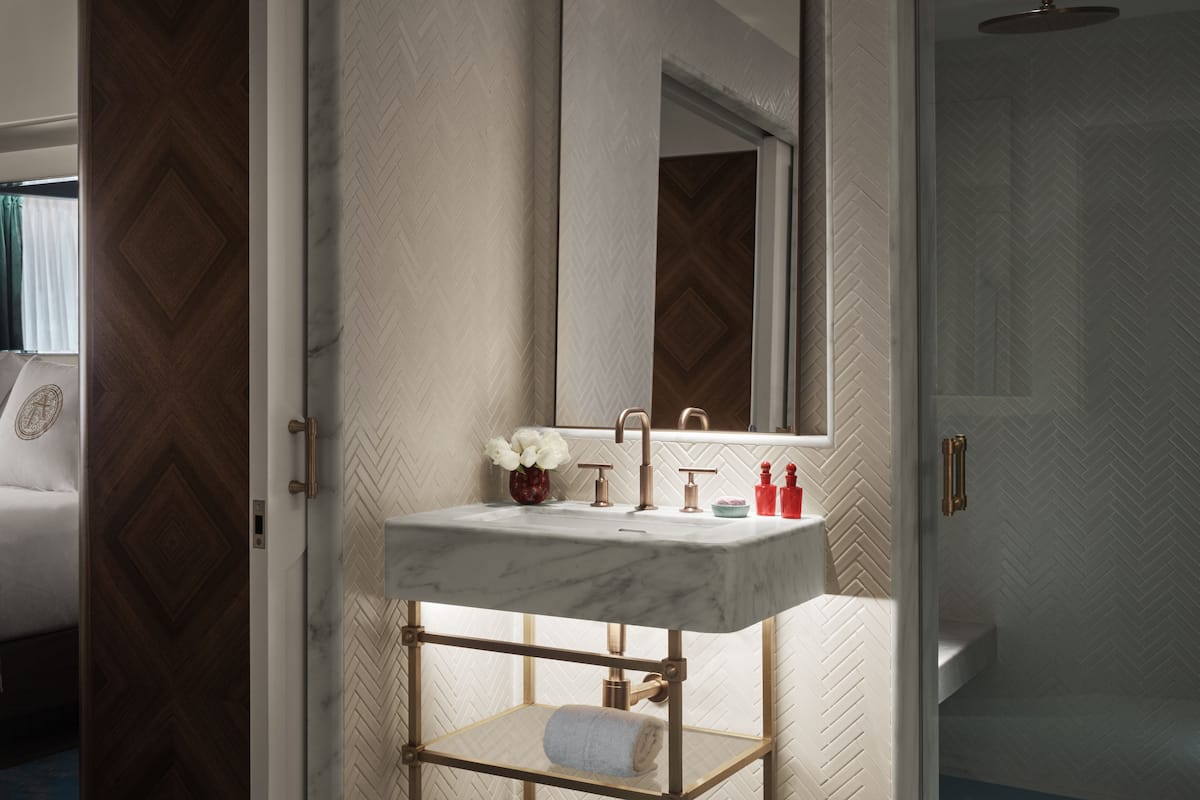 Shower, rainfall showerhead, free toiletries, hair dryer