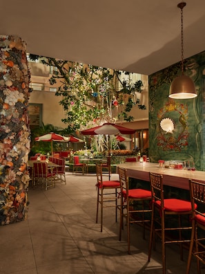 Poolside bar - Faena Miami Beach (Miami Beach)