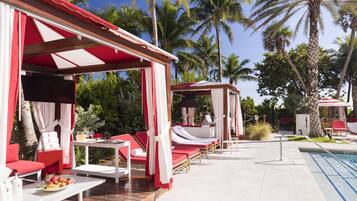 Piscina externa, barracas, guarda-sóis