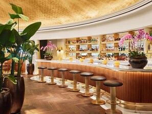 2 restaurants; breakfast, lunch, dinner, and brunch served