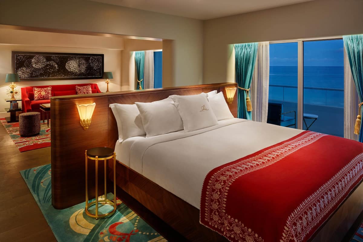 Peralatan tempat tidur premium, bar mini, peti besi dalam bilik