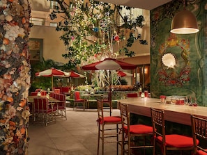 2 bars/lounges, lobby lounge, cocktail bar