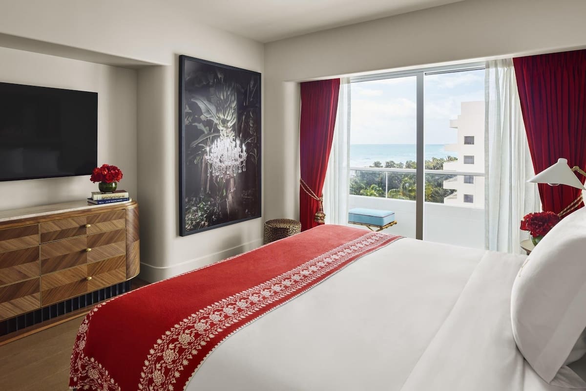 Room, 1 King Bed, Partial Ocean View | Premium bedding, minibar, in-room safe, soundproofing