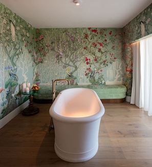 Couples treatment rooms, sauna, hot tub, steam room, body treatments