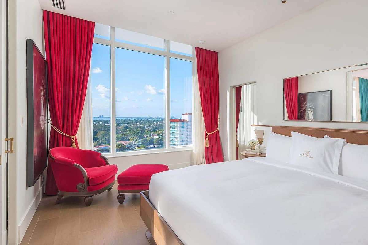 Suite, 2 camere da letto, vista baia | 1 camera, biancheria da letto di alta qualità, minibar