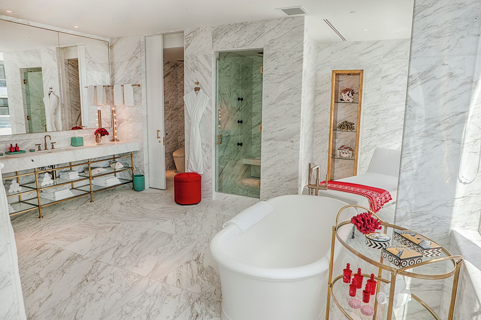 Une salle de bain moderne avec un sol en marbre, une baignoire sur pieds et un meuble-lavabo avec un miroir.