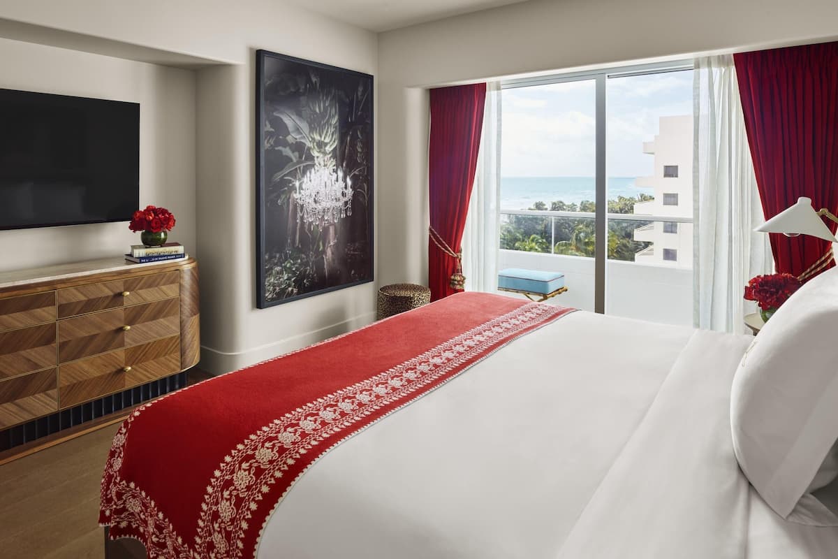 Camera, 1 letto king, vista oceano parziale | 1 camera, biancheria da letto di alta qualità, minibar