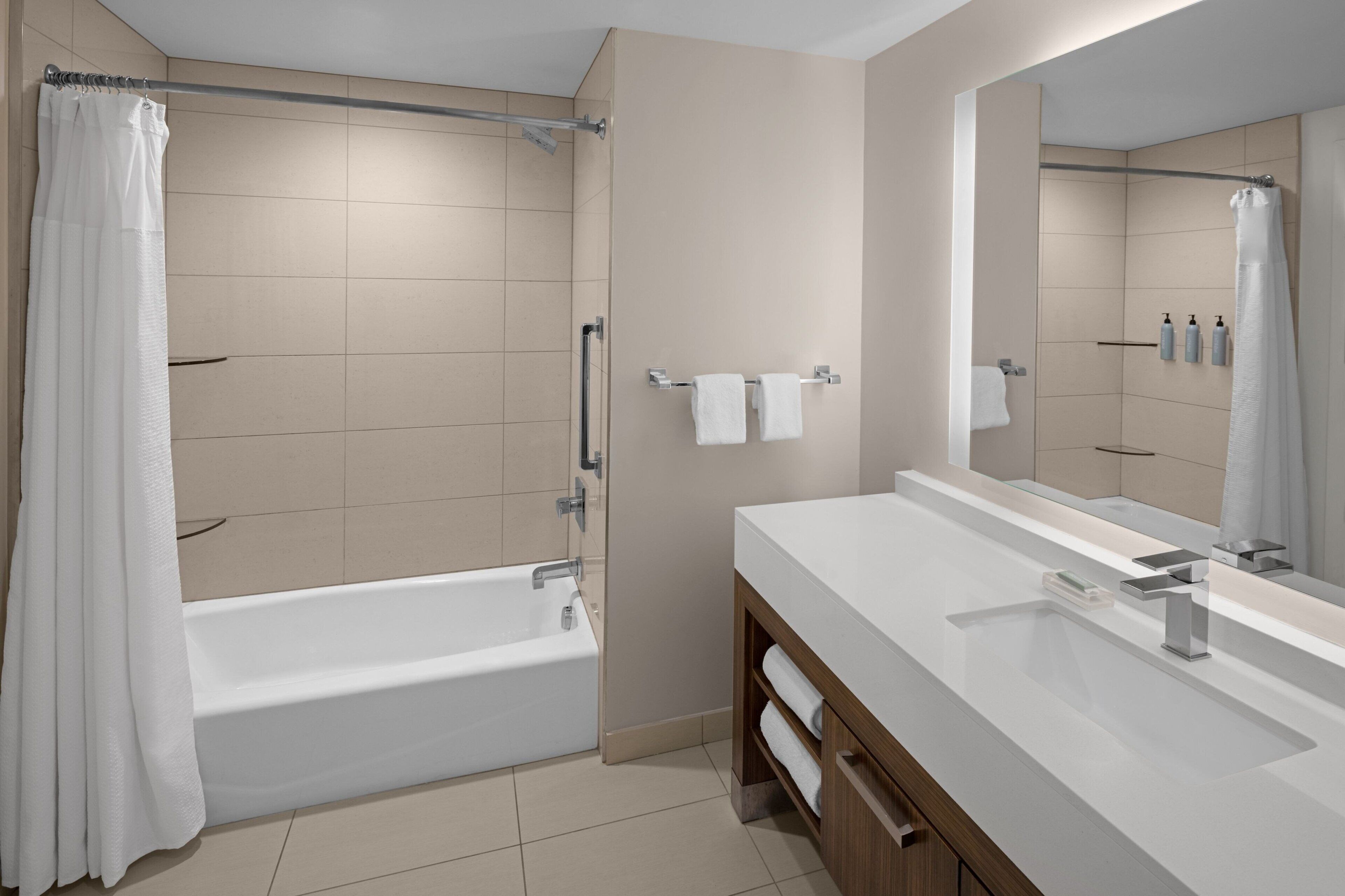 studio, 1 king bed with sofa bed, non smoking | bathroom | combined shower/bathtub, free toiletries, hair dryer, towels