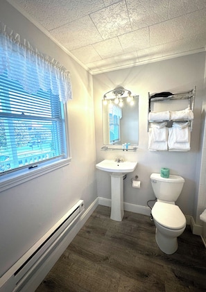 Habitación estándar, 2 camas matrimoniales | Baño | Tina con regadera, amenidades de baño gratuitas, secadora de cabello