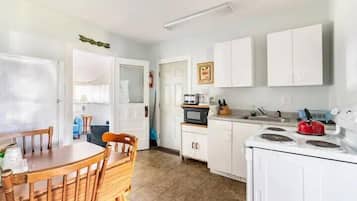 Suite | Private kitchen | Fridge, microwave, coffee/tea maker, freezer