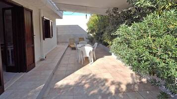 Casa de campo, 2 habitaciones, en el área del jardín | Terraza o patio