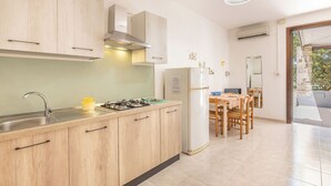 Una cocina moderna con armarios de madera, estufa a gas y refrigerador.