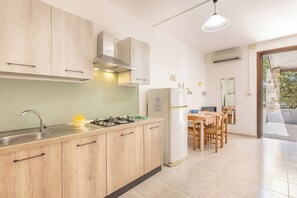 Ferienhaus, 2 Schlafzimmer, zum Garten hin | Eigene Küche | Kühlschrank, Wasserkocher mit Kaffee-/Teezubehör