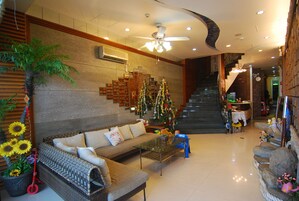 Lobby lounge