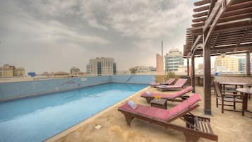 Piscina externa, funciona das 9h às 21h, guarda-sóis, espreguiçadeiras