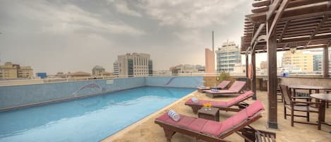 Piscina a l'aire lliure (horari: 09:00-21:00), para-sols i gandules