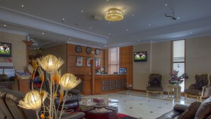 A spacious living room with leather sofas, a glass coffee table, and decorative lamps. - La villa Najd Hotel Apartments (Dubai)
