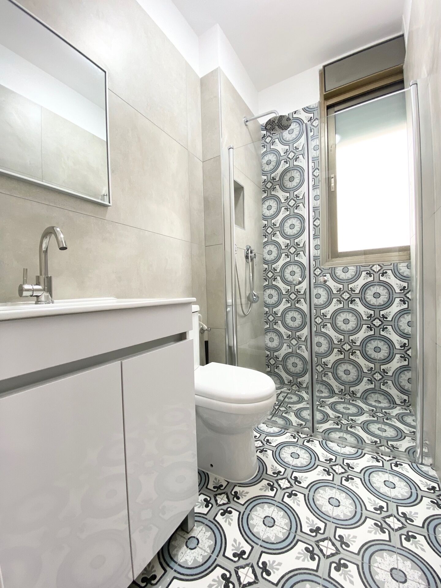 Een badkamer met een modern design, voorzien van toilet, wastafel en douche.