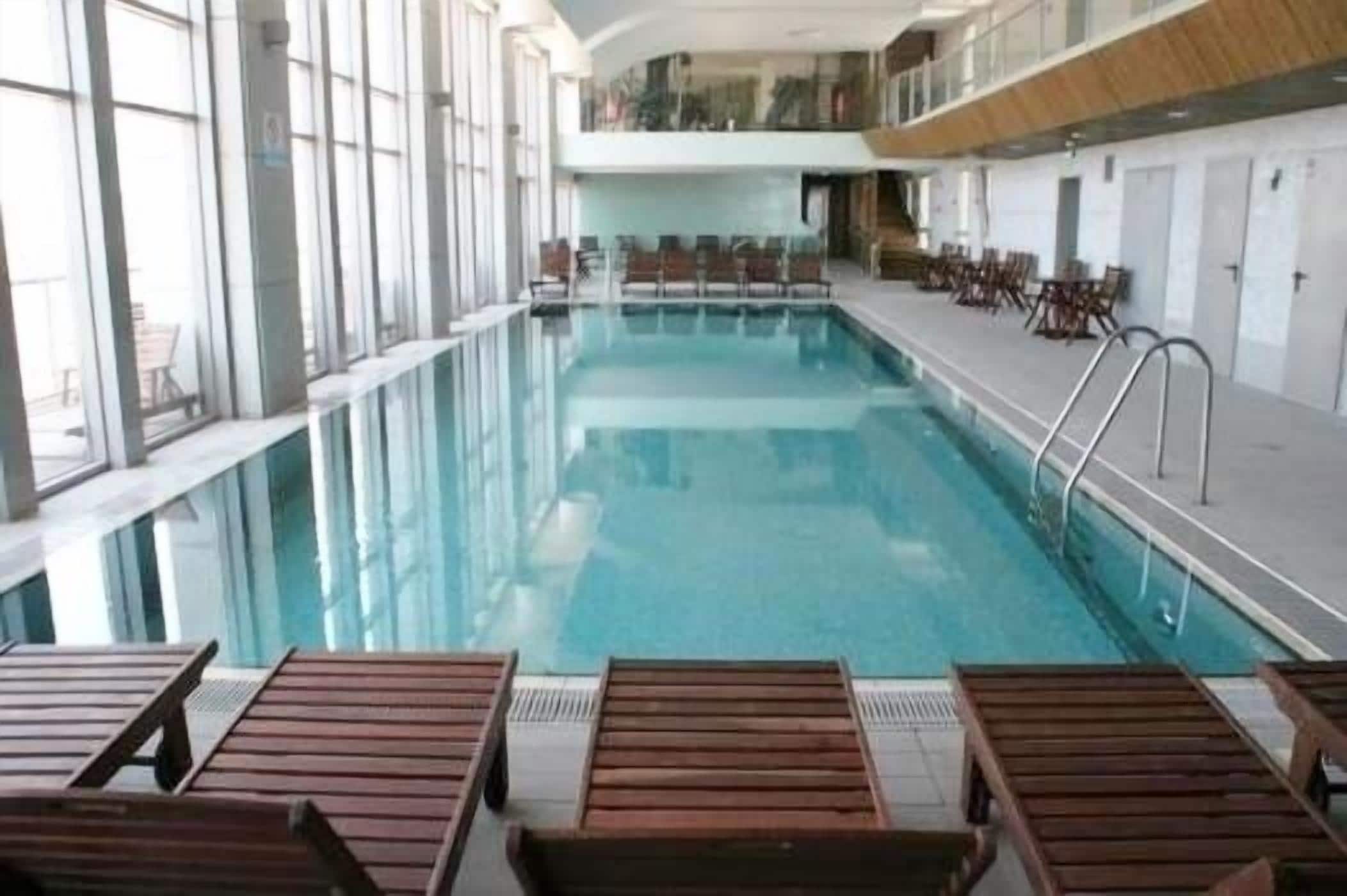 Apartamento superior, 2 quartos, vista para o mar, na torre (Eilat 61) | Sala de estar | TV de tela plana 43 polegadas com canais via satélite, TV