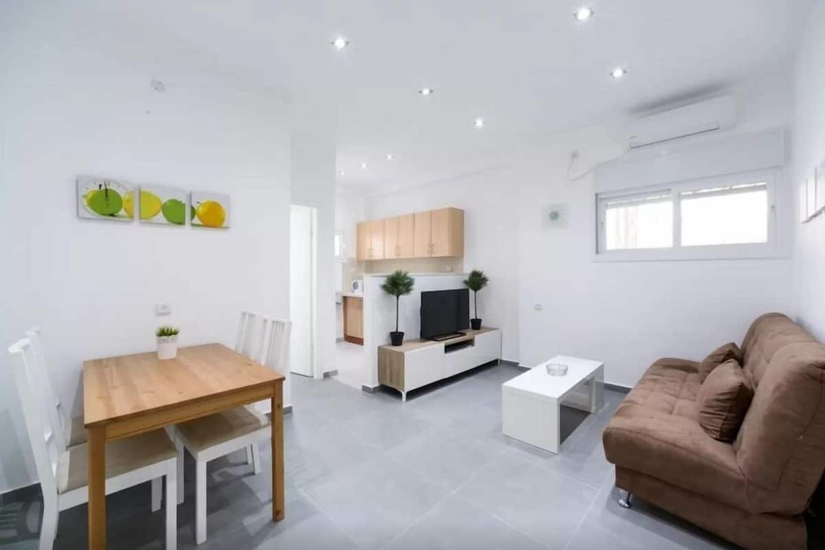 Luxury Apartment, 2 Bedrooms, Beachside (Ha-Yarkon St 67) | Living area | 43-inch flat-screen TV with satellite channels, TV