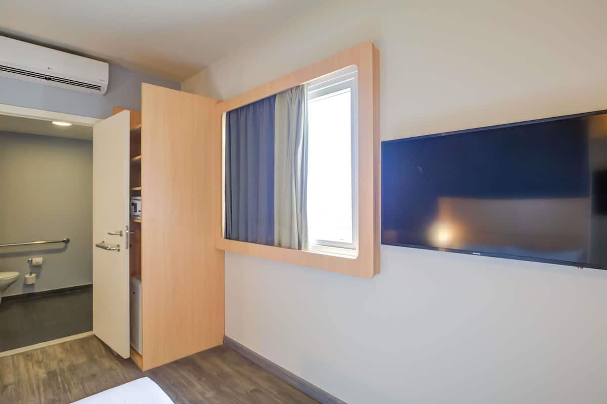 Standard Room, 1 Double Bed, Accessible | In-room safe, desk, laptop workspace, blackout drapes