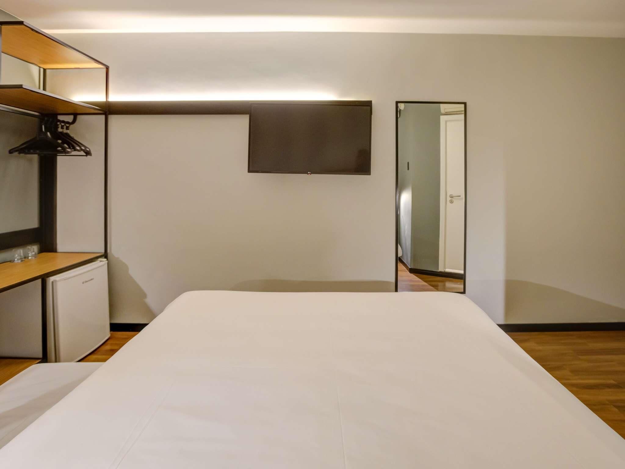 Kamar Keluarga, 1 Tempat Tidur Double | Brankas, meja kerja, ruang kerja ramah laptop, dan tirai kedap cahaya