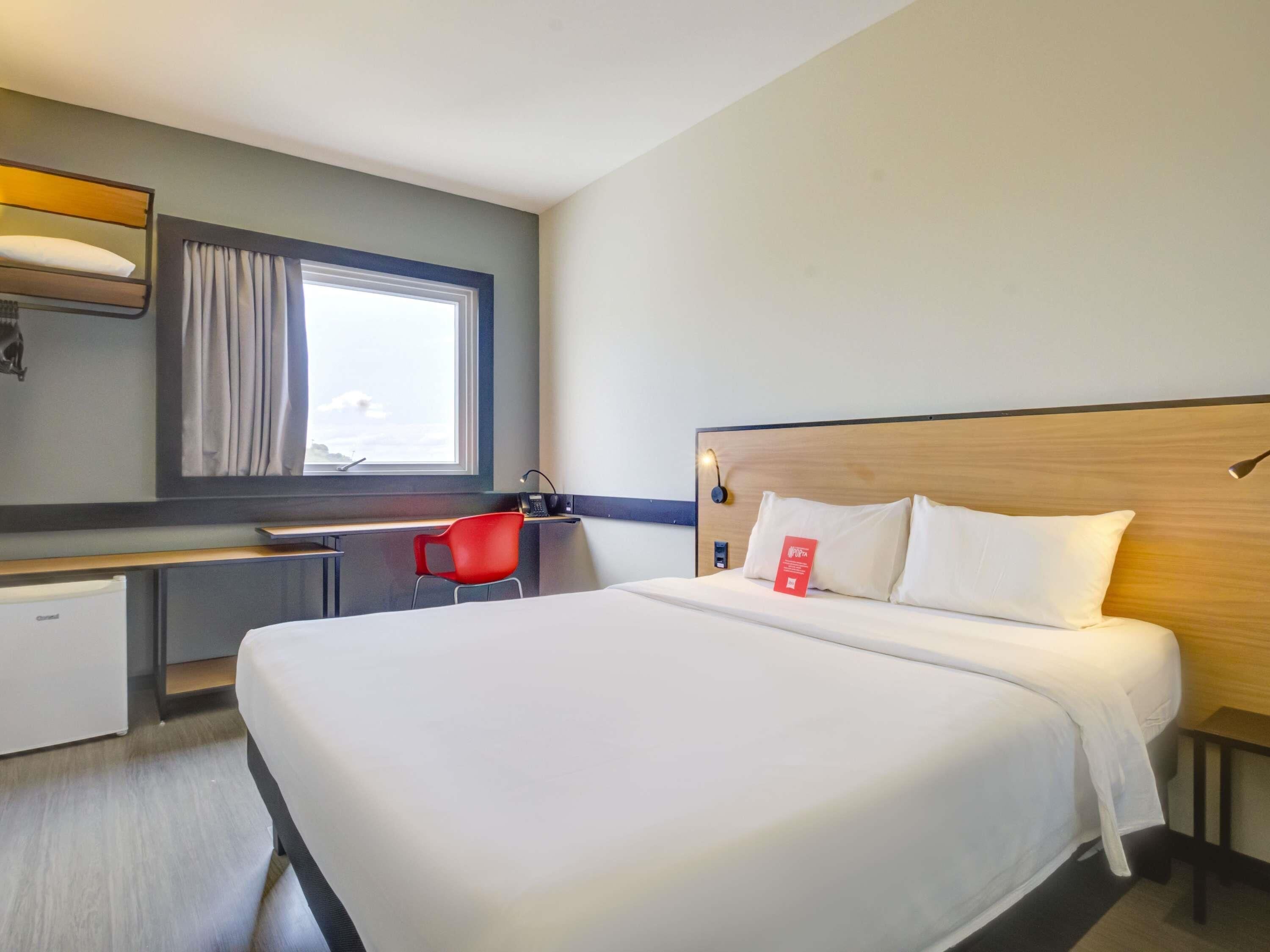 Safe på rommet, skrivebord og skrivebord for bærbar PC